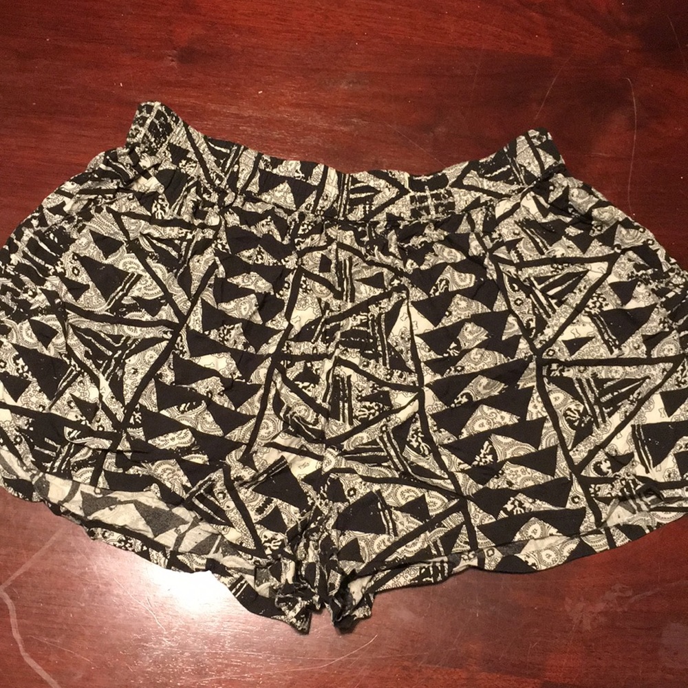 Mossimo Supply Co patterned shorts. Size L